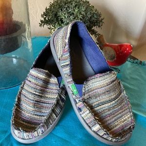GENTLY USED SANUK SLIP ONS IN SIZE 8